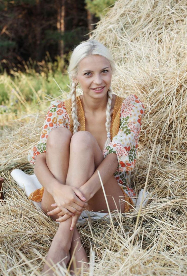 Красивая доярка