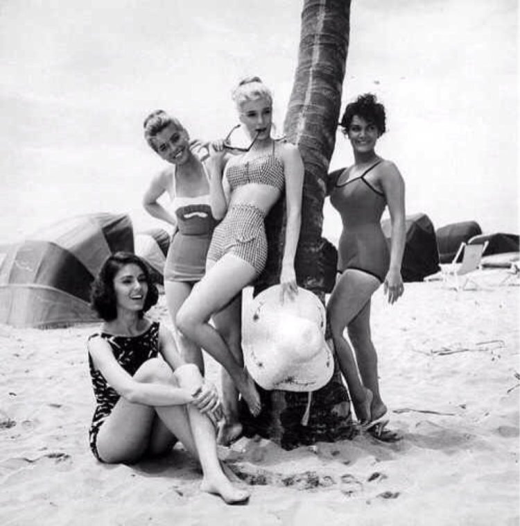 Женский пляж ретро