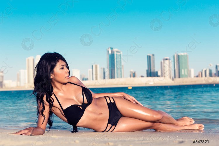 Девушка лежит на пляже Дубая