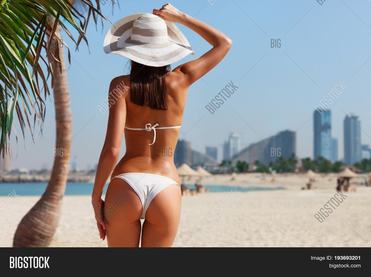 Красивые девушки на пляже Аджмана