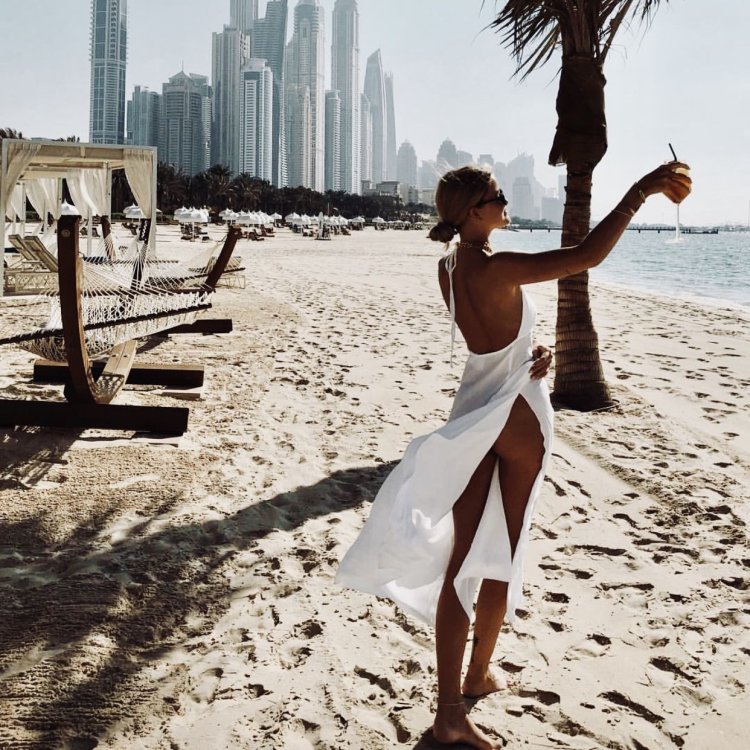 Девушки и автомобили на пляже