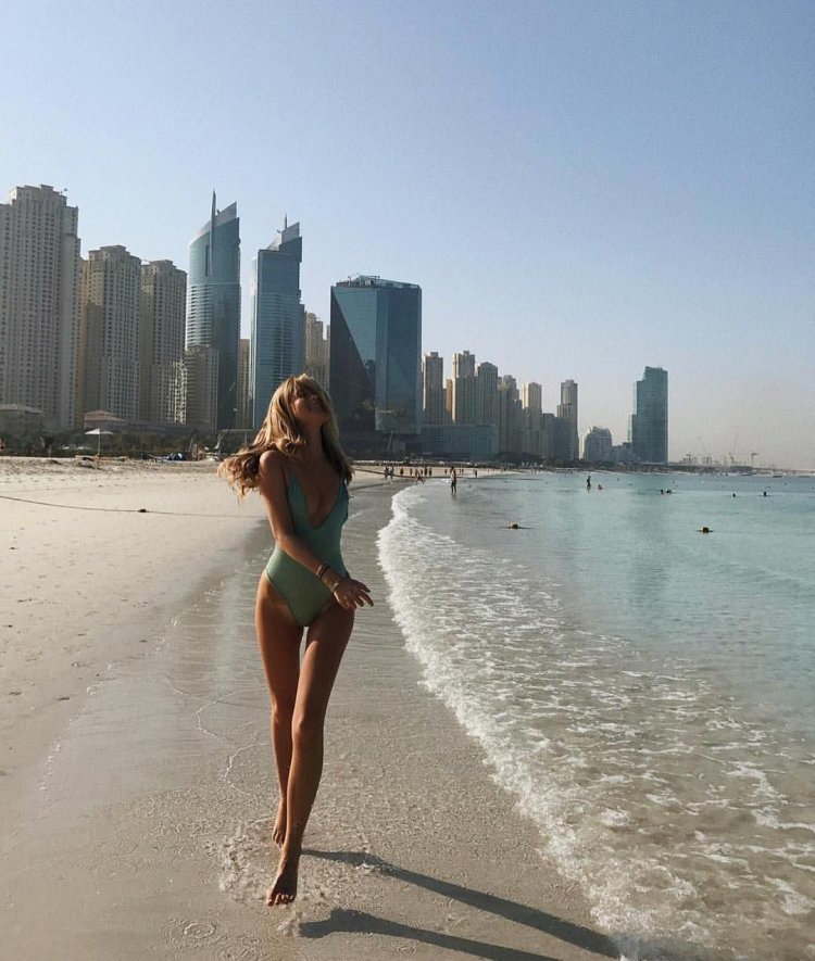 Люкс брюнетка на пляже секси