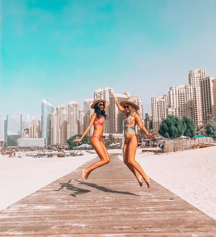 Девушки на пляже в купальниках