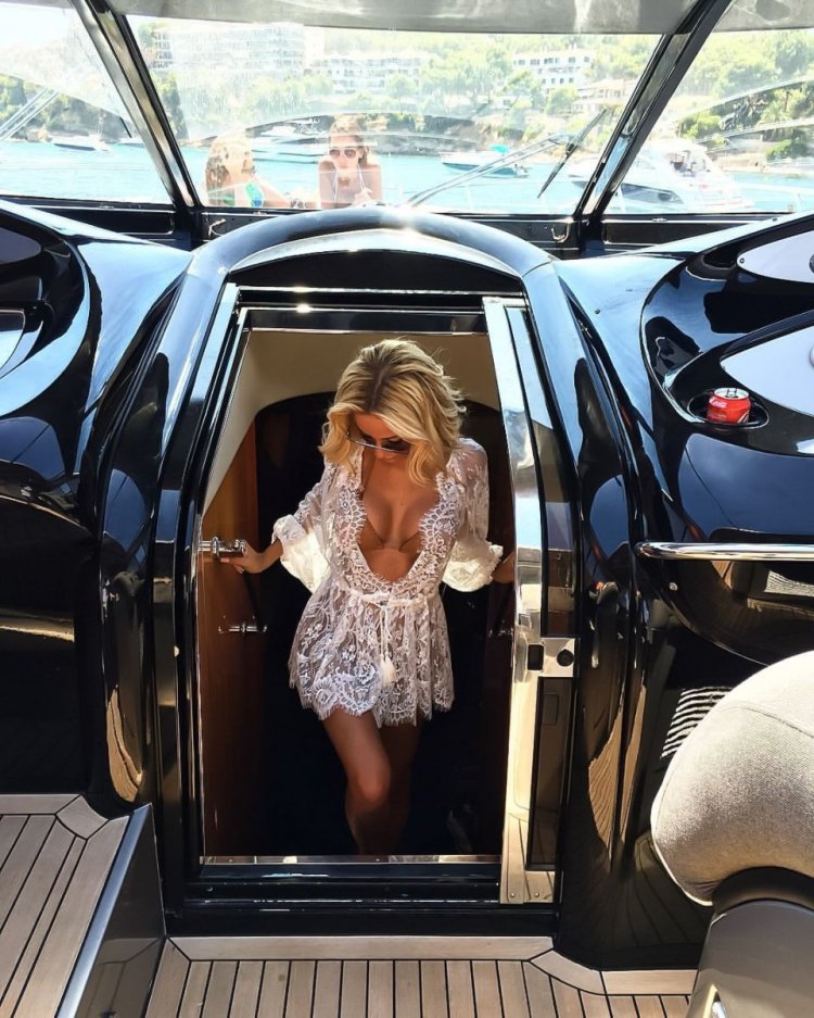 Девушка с деньгами в машине