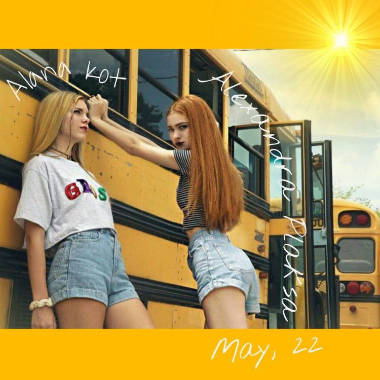 Красивая девушка в автобусе