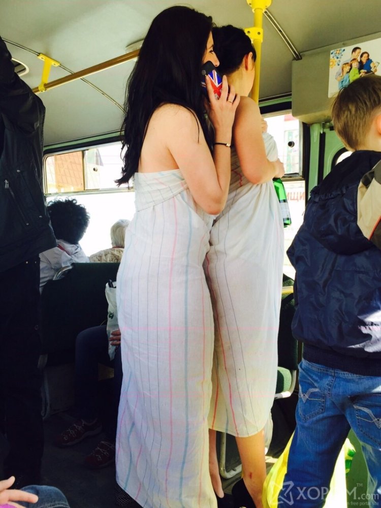 Прижимается в транспорте к девушке