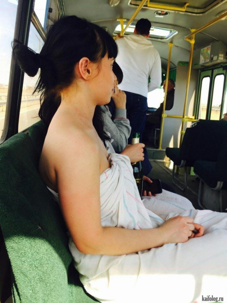 Девушки в транспорте