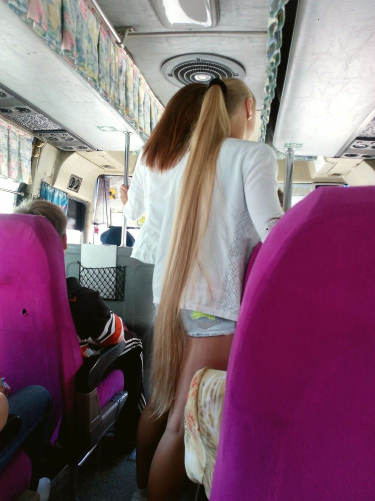 Красивые девушки в общественном транспорте