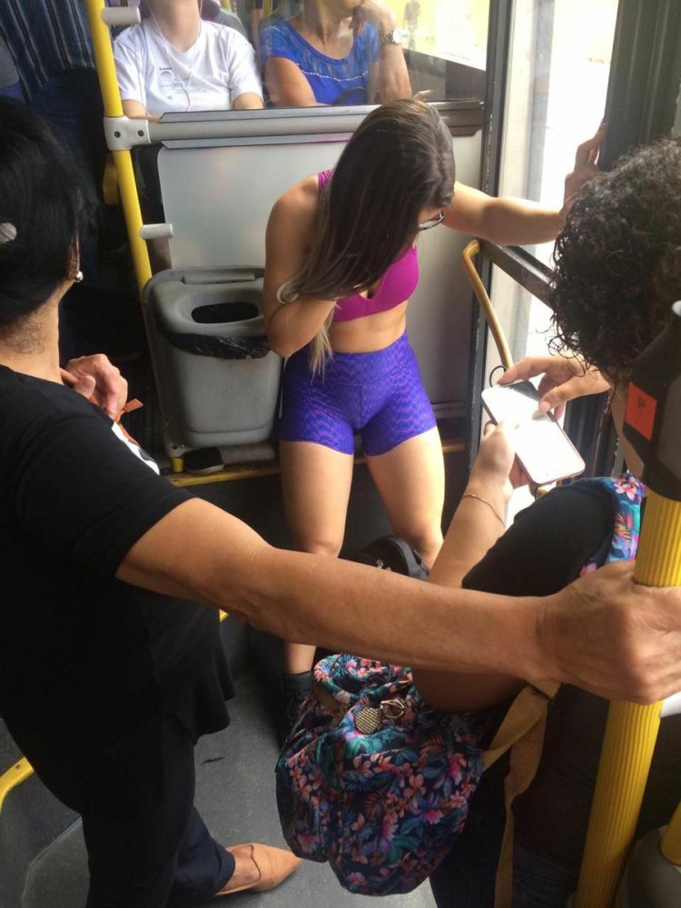 Тискание автобусах девушек