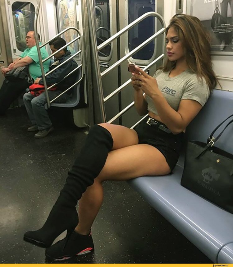 Красивая девушка в маршрутке