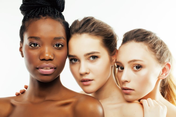 Девушки в ряд