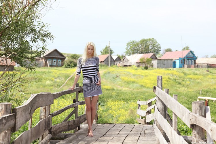 Полина Гагарина колени