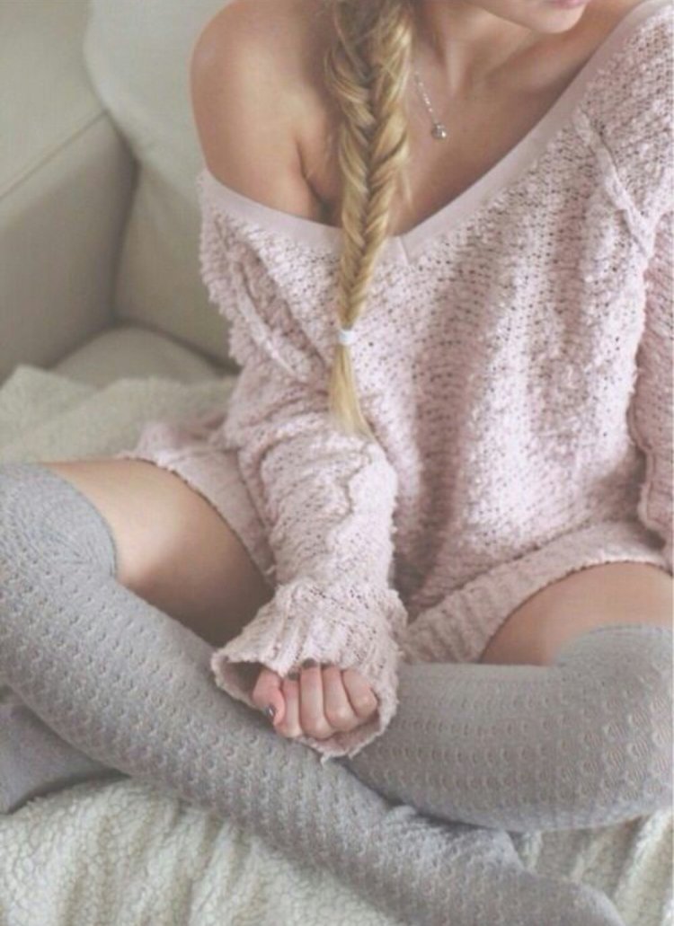 Светловолосая девушка в свитере