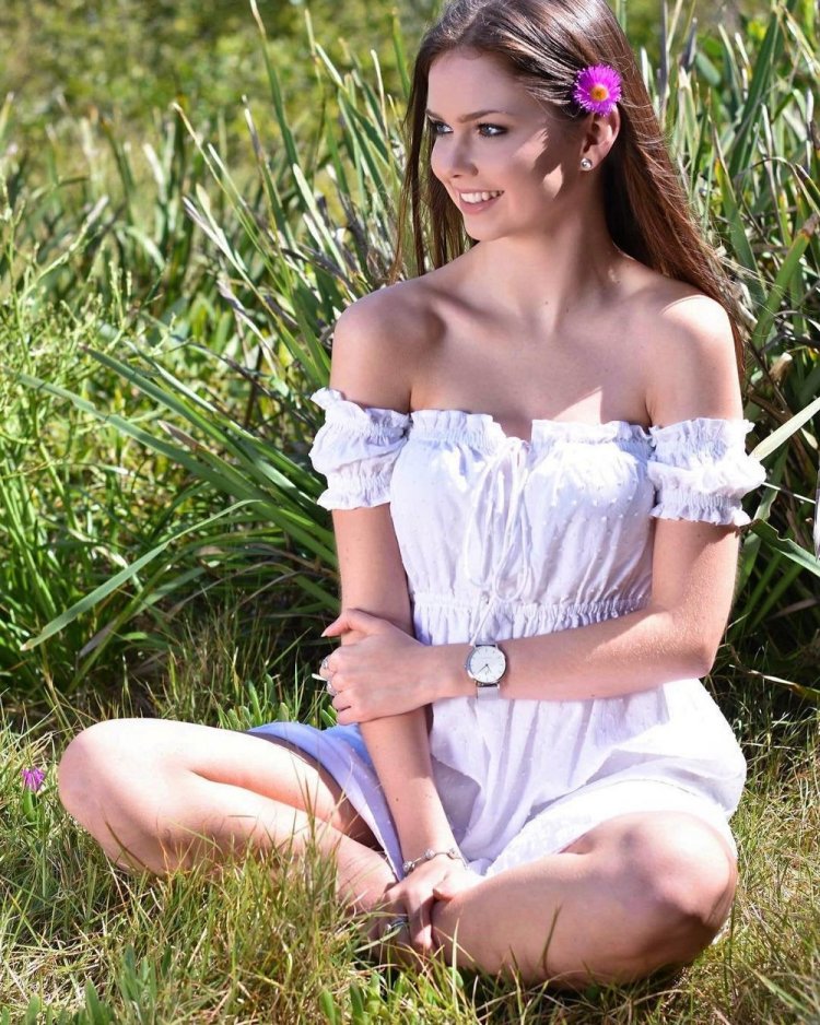 Dina Rae Johnson в купальнике