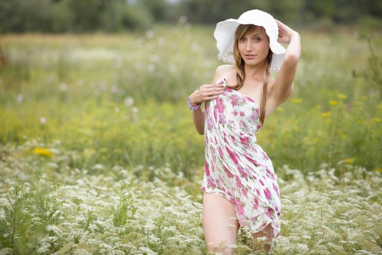 Amanda Elise Lee в платье