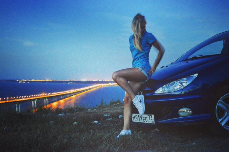 Девушка около машины со спины