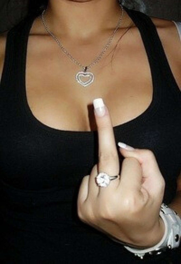 Девушка с пальцем