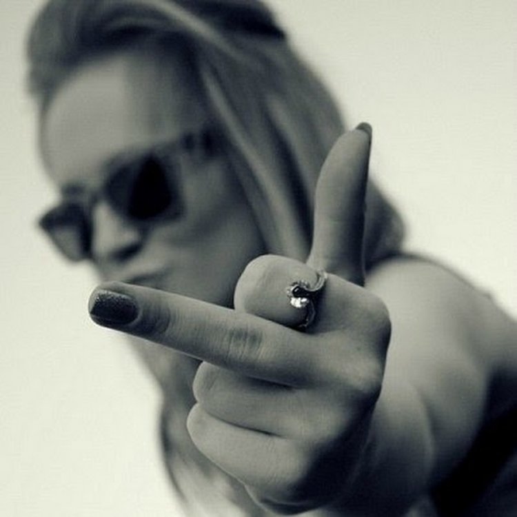 Облизывает средний палец