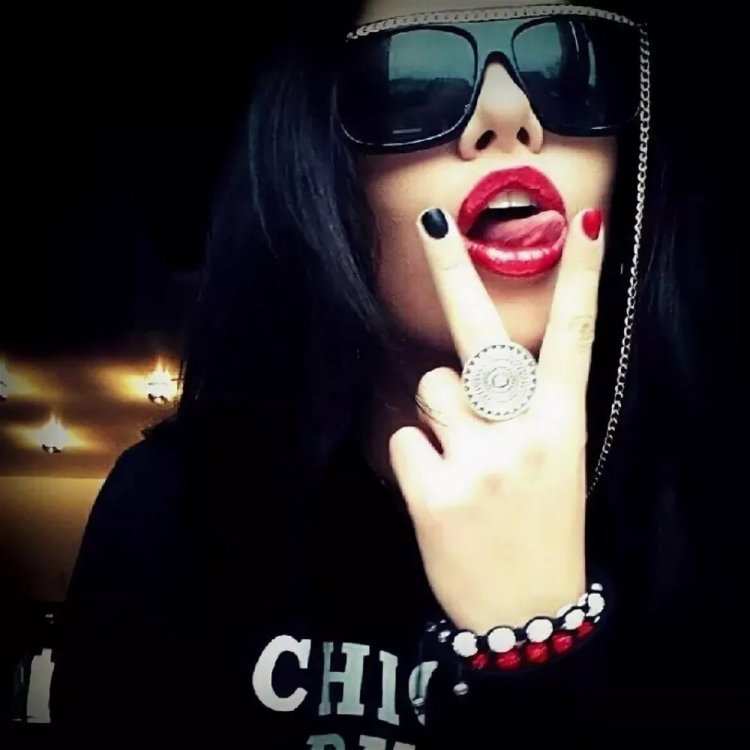 Девушка показывают средний палец в маске