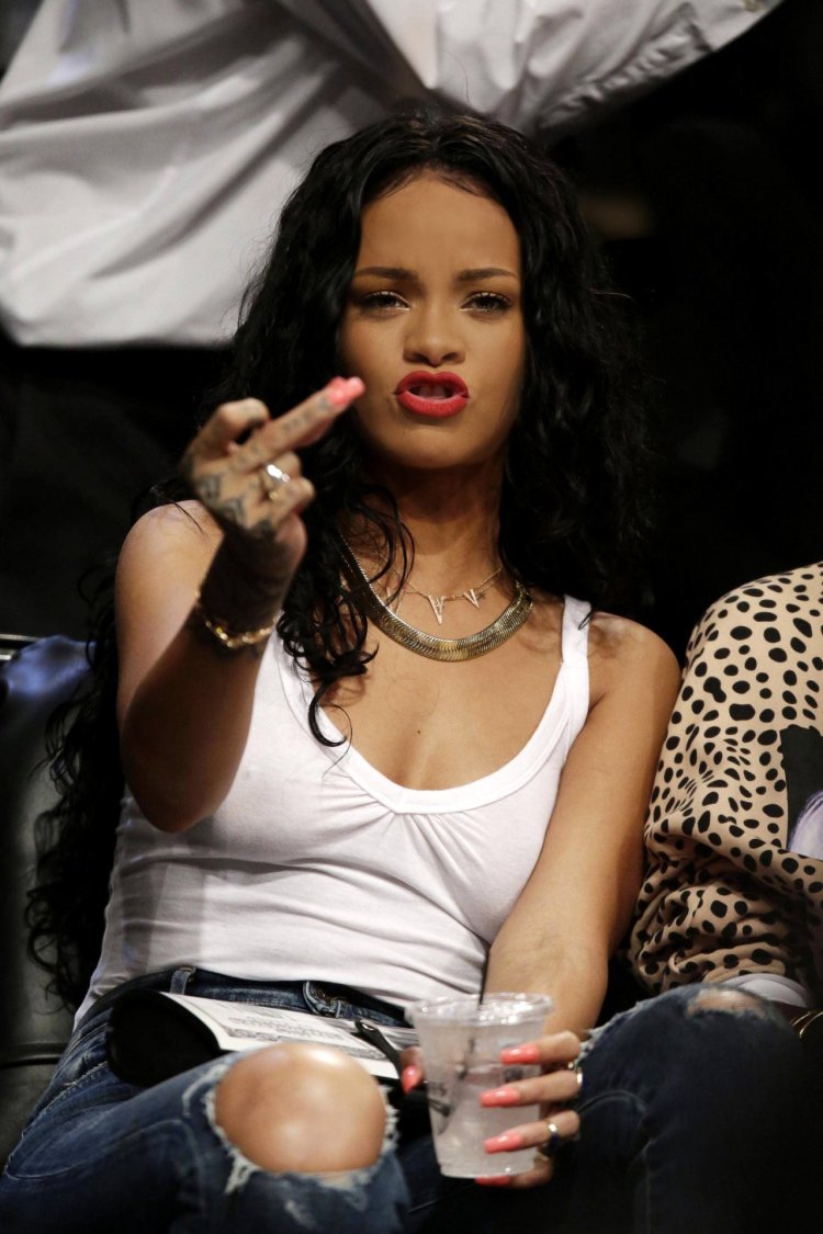 Средний палец девушки