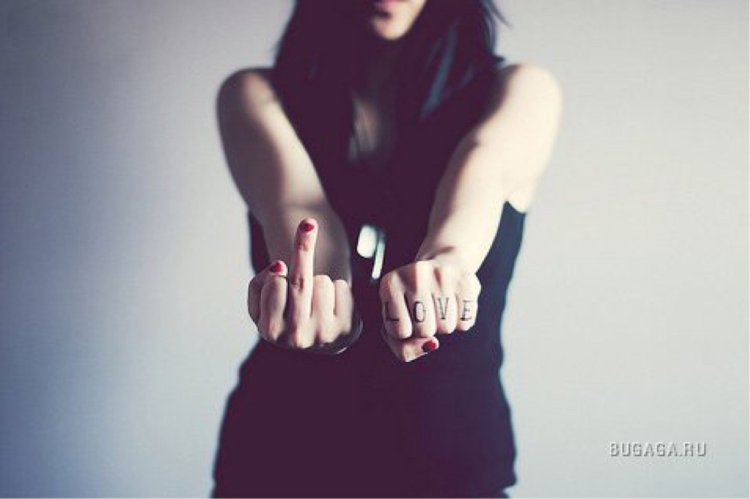 Девушка смеется и показывает пальцем