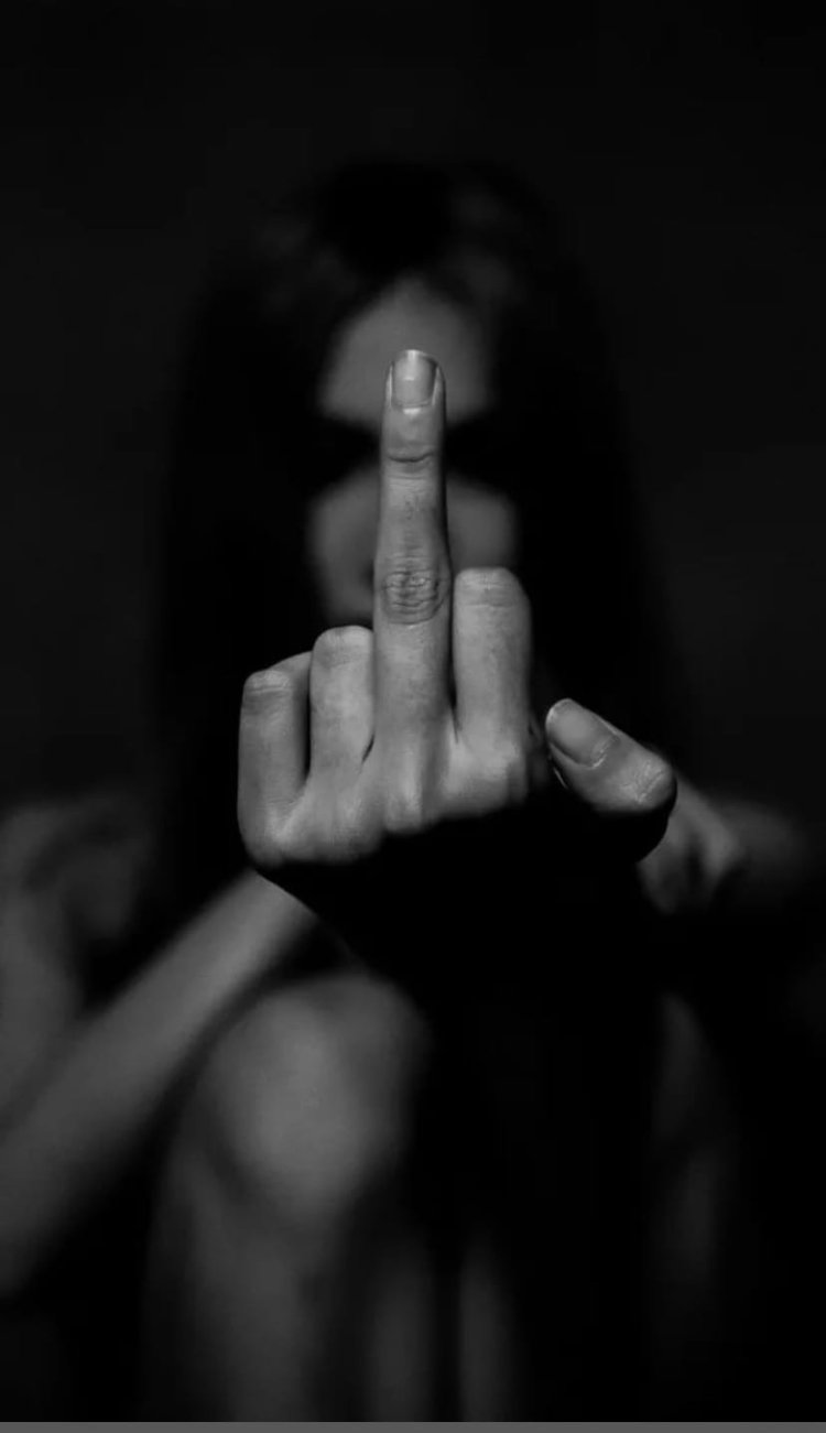 Девушка брюнетка с факью