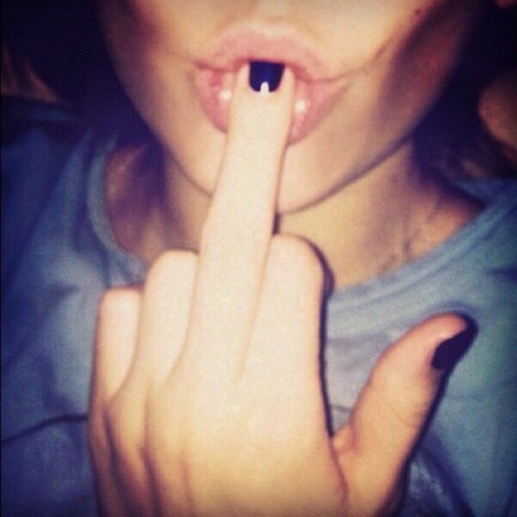 Красивые девушки показывают фак