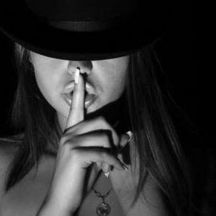 Красивый женский средний палец