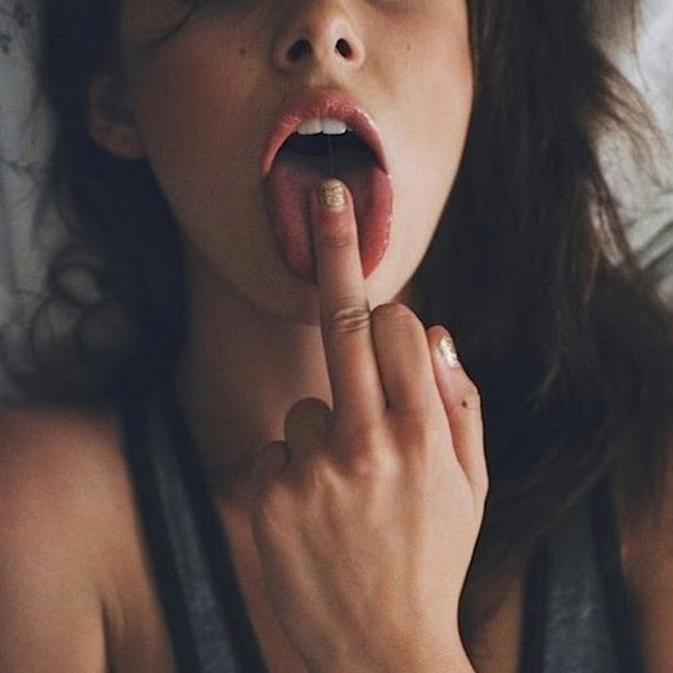 Девушка язык палец