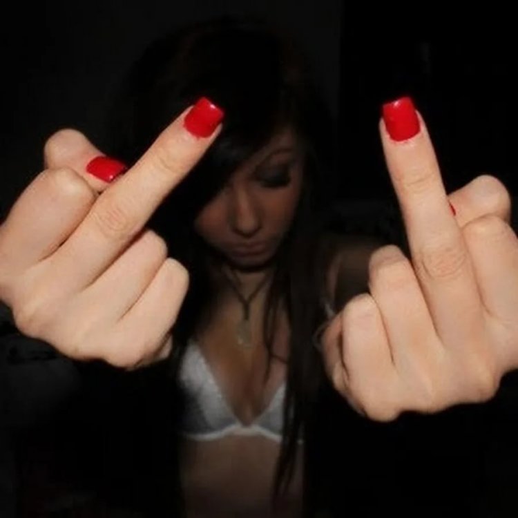 Девушка показывает средний палец