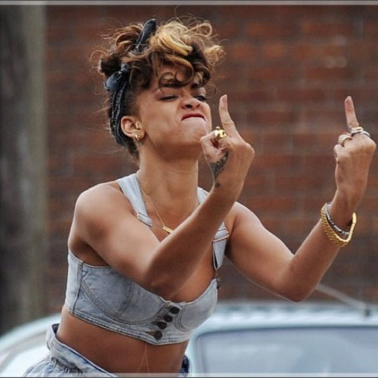 Аврил Лавин показывает фак