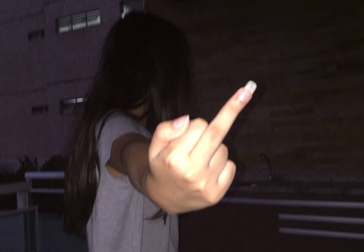 Майли Сайрус показывает факью