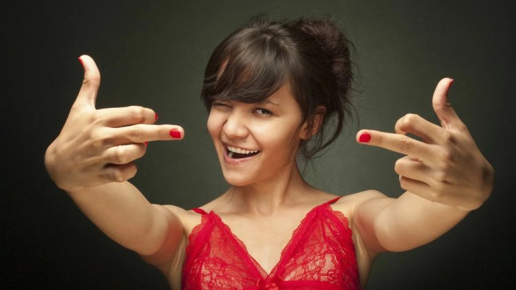 Красивый женский средний палец