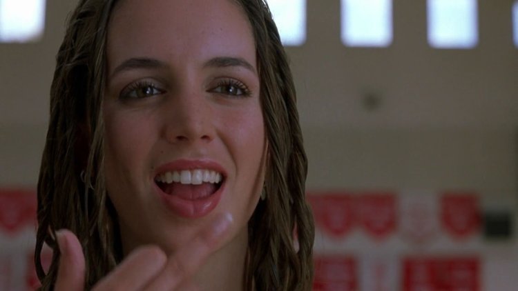 Средний палец девушки ню