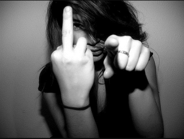 Девушка спиной фак