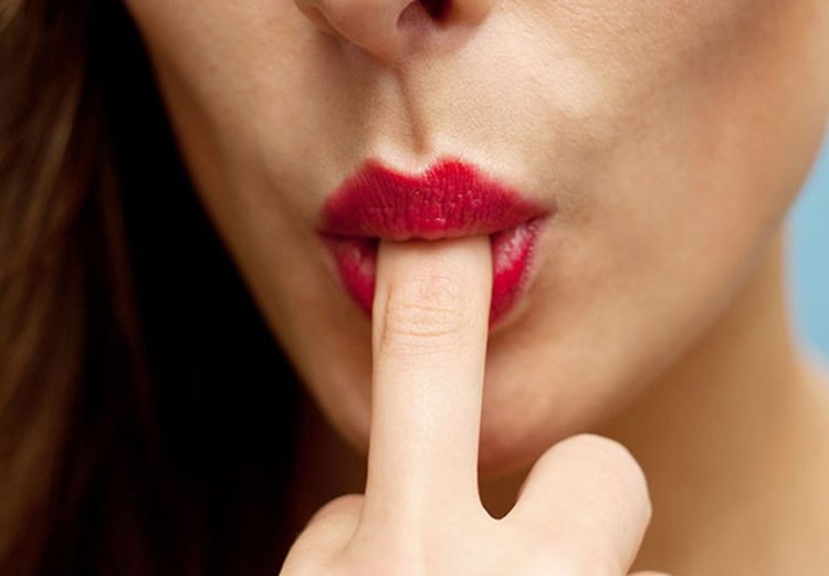 Девушка показывает средний палец