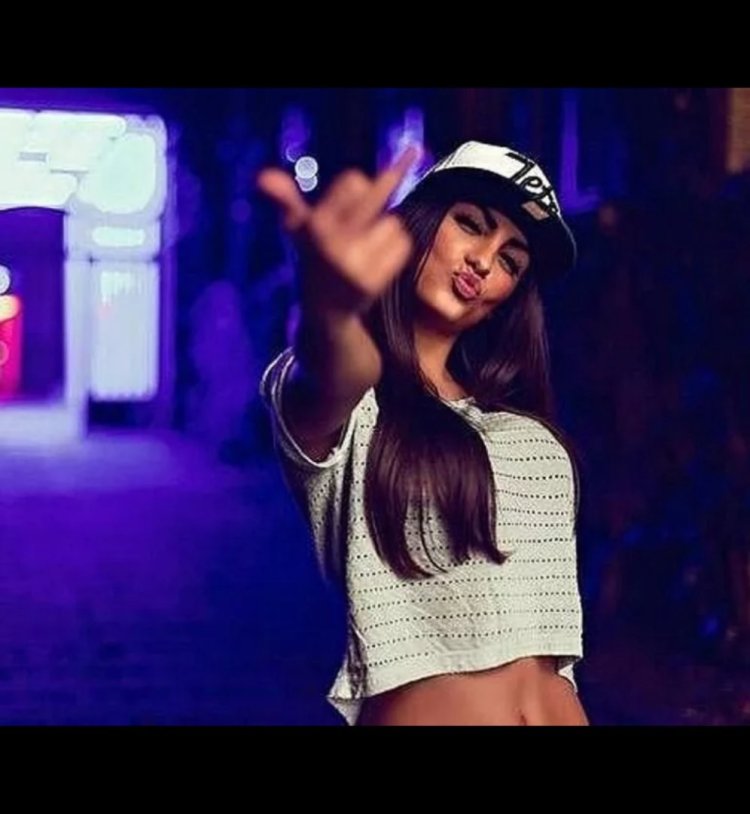 Средний палец девушки