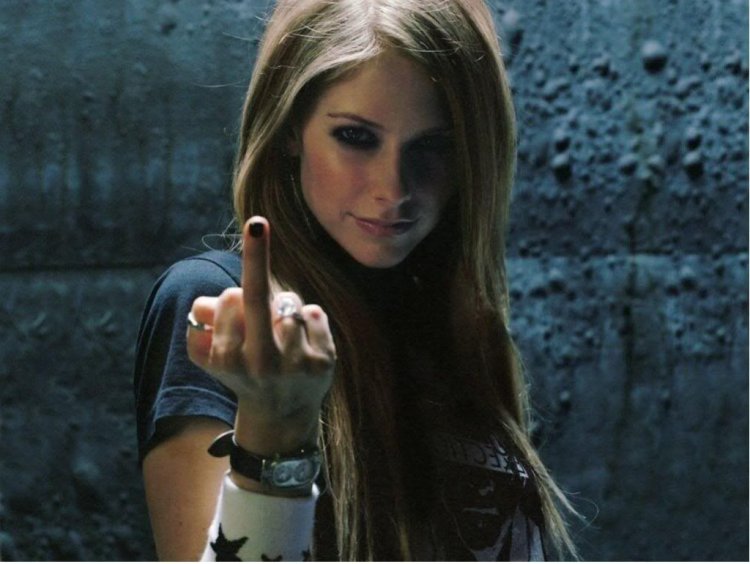 Девушка показывает средний палец