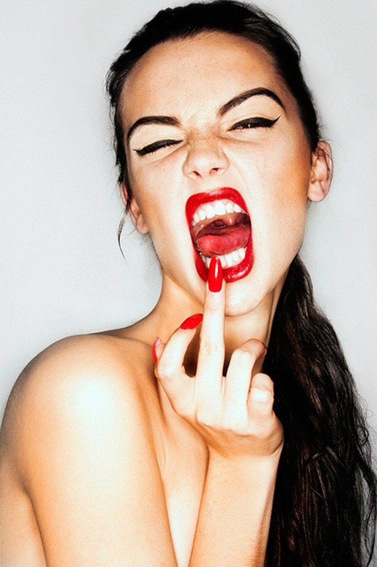 Девушка показывает пальцем