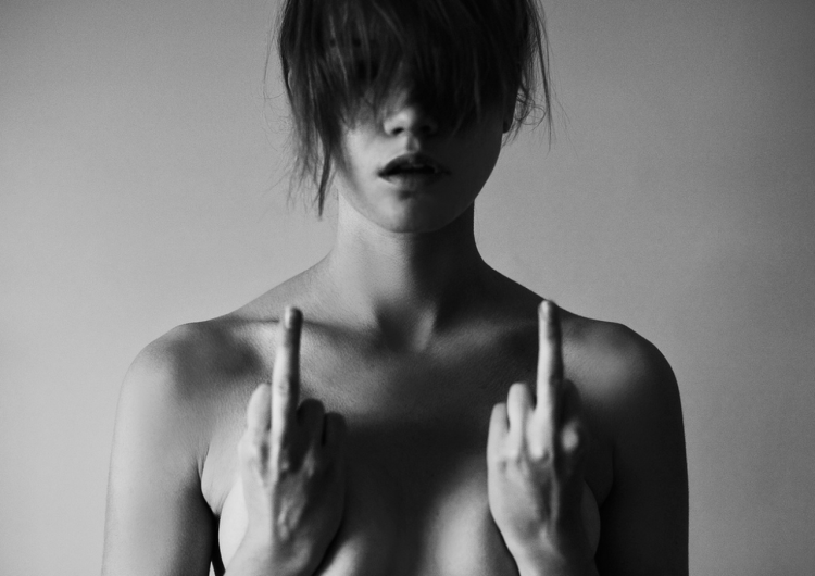 Прикрыла грудь книгой