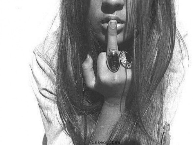 Средний палец жест девушка