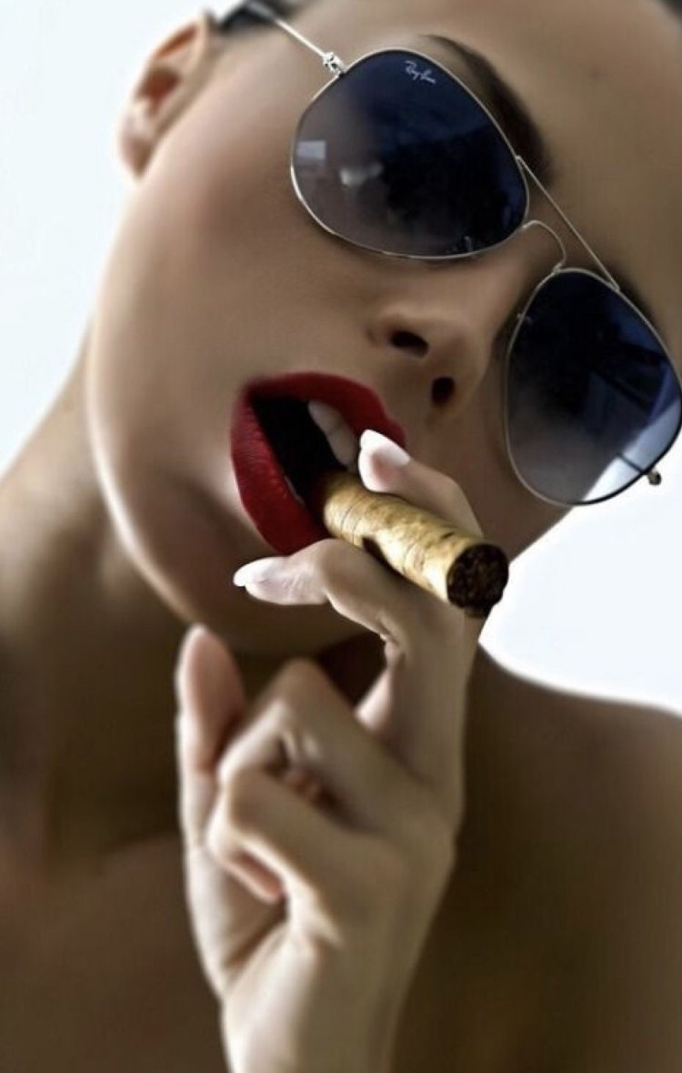 Девушка с сигарой