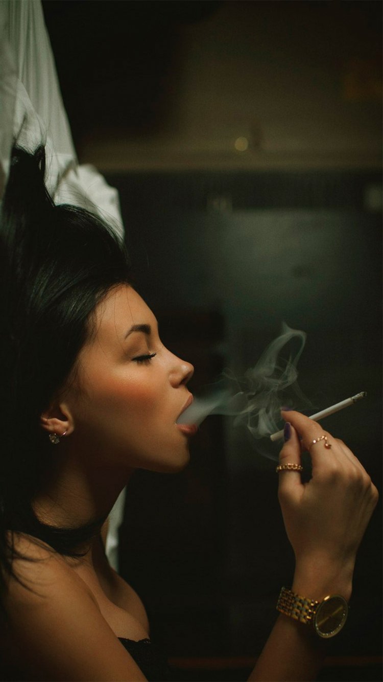 Курящая девушка