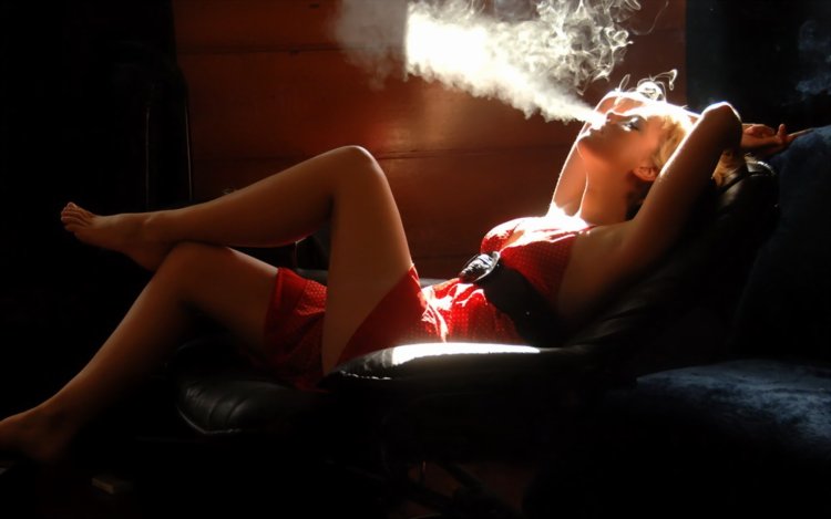 Женщина на диване с сигаретой