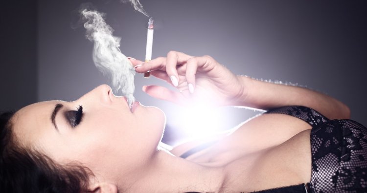 Женщина курит сигару