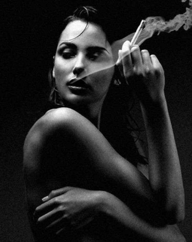 Красивая женщина с сигаретой