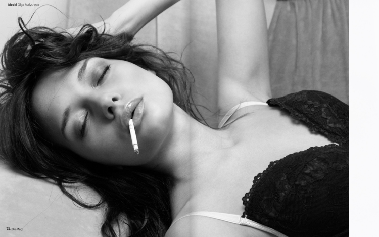 Девушка лежит с сигаретой