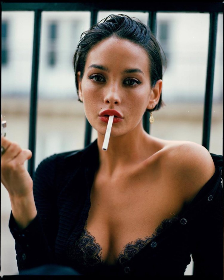 Taylor LASHAE smoking