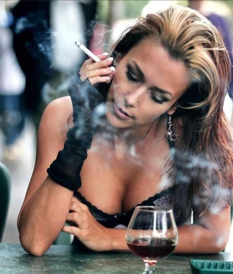 Девушка с сигарой и виски