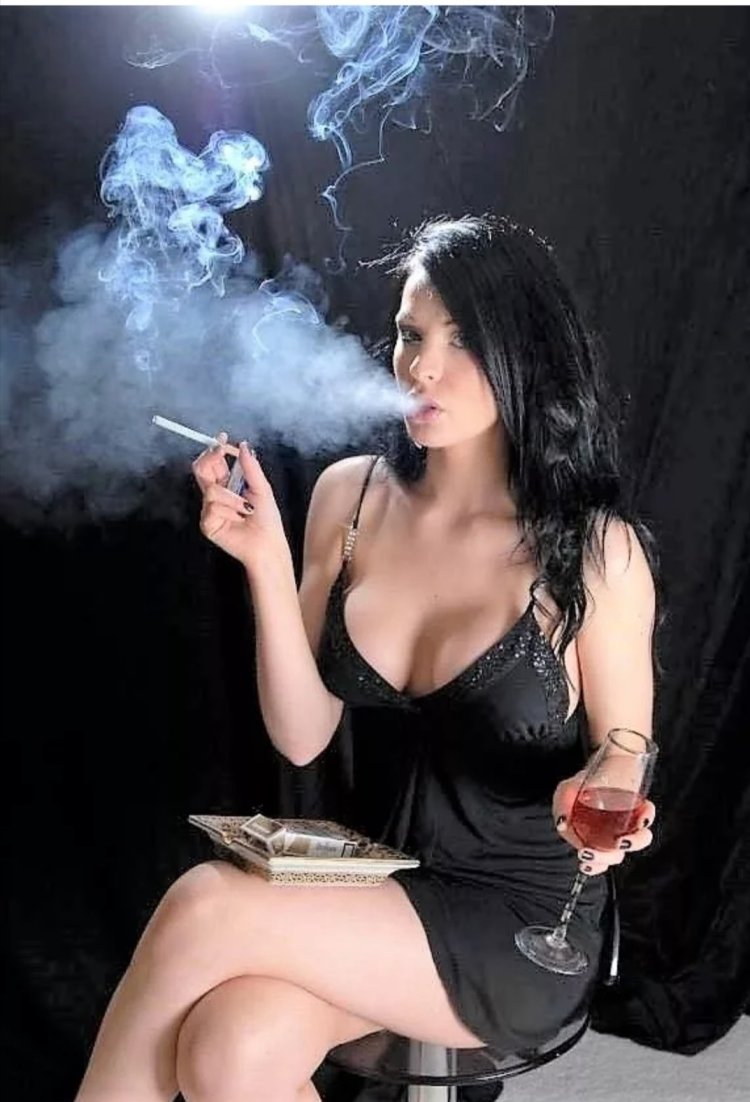 Нина Сейерс smoking